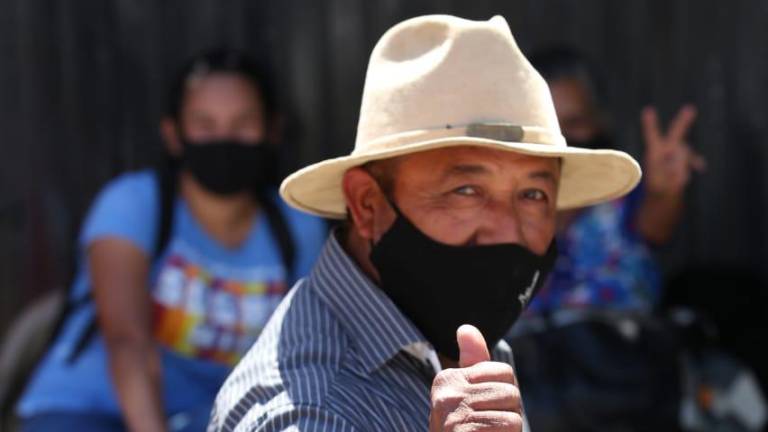 El ‘Poeta del Pueblo’ alegra a quienes esperan vacunarse contra el Covid-19 en Mazatlán