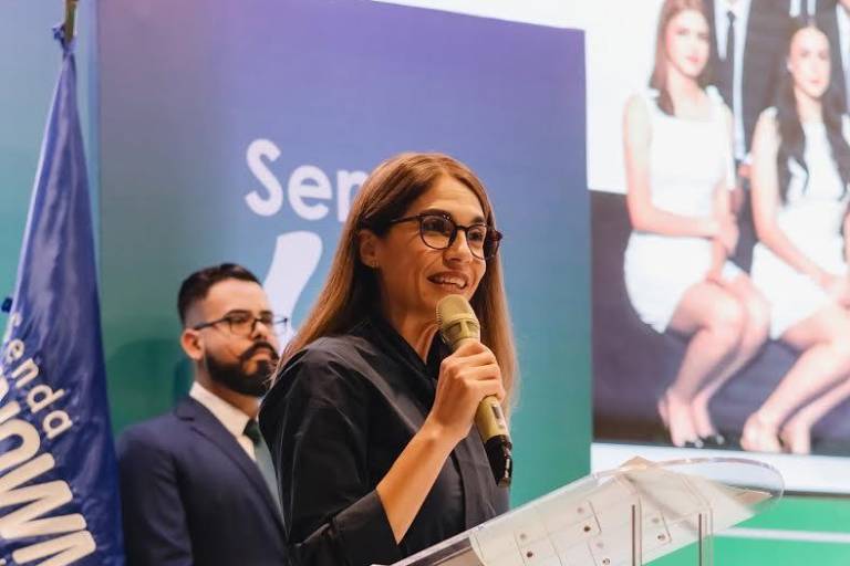 Llenos de alegría celebran su graduación, alumnos de secundaria y preparatoria