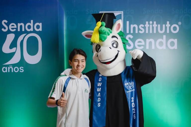 Llenos de alegría celebran su graduación, alumnos de secundaria y preparatoria