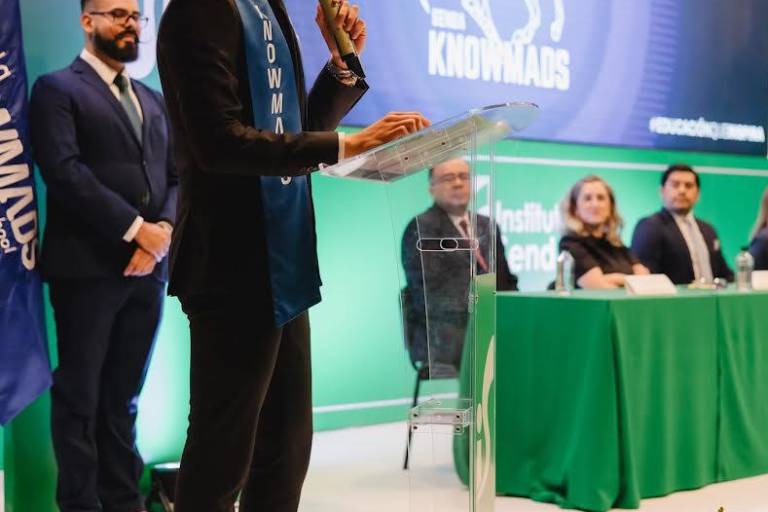 Llenos de alegría celebran su graduación, alumnos de secundaria y preparatoria