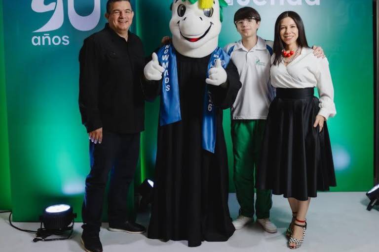 Llenos de alegría celebran su graduación, alumnos de secundaria y preparatoria