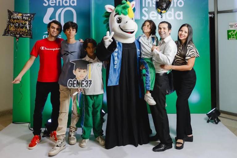 Llenos de alegría celebran su graduación, alumnos de secundaria y preparatoria