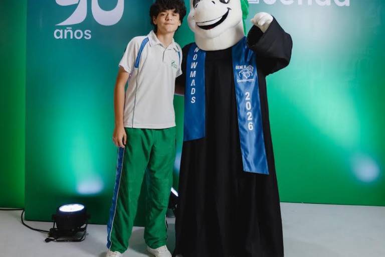 Llenos de alegría celebran su graduación, alumnos de secundaria y preparatoria