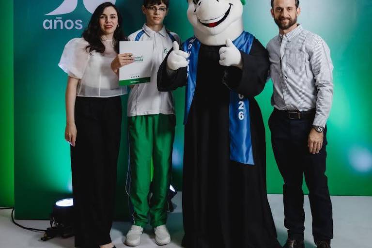 Llenos de alegría celebran su graduación, alumnos de secundaria y preparatoria