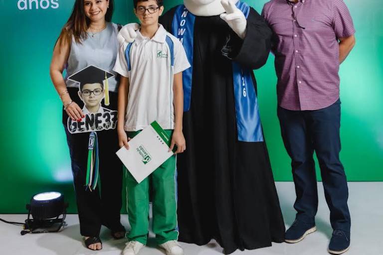 Llenos de alegría celebran su graduación, alumnos de secundaria y preparatoria