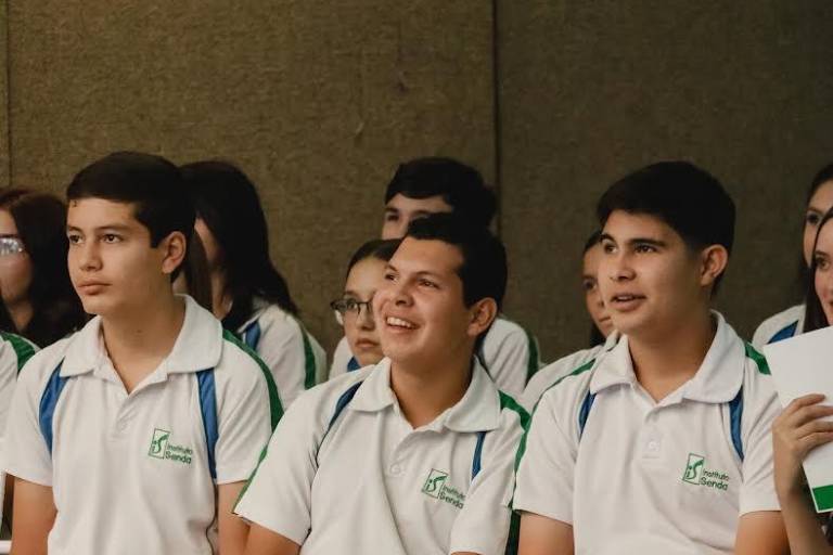 Llenos de alegría celebran su graduación, alumnos de secundaria y preparatoria