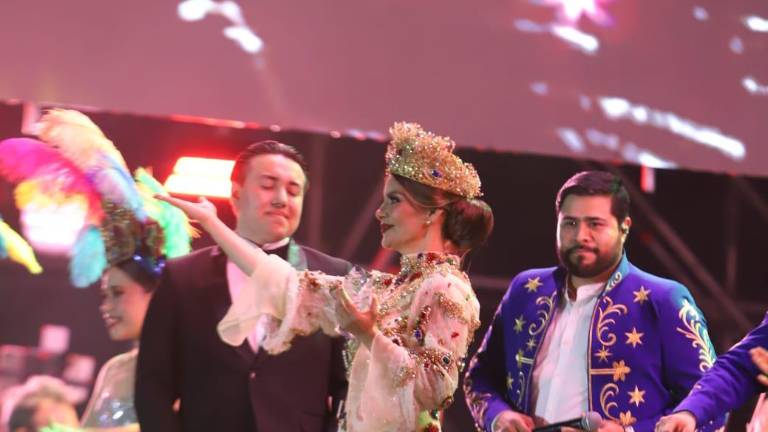 Marina I recibe la corona como reina de Los Juegos Florales.