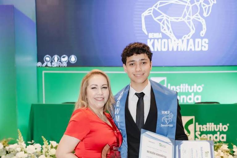 Llenos de alegría celebran su graduación, alumnos de secundaria y preparatoria