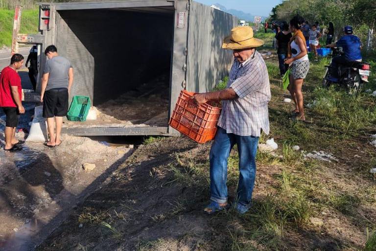 Vuelca tráiler con toneladas de camarón en Palmillas, al sur de Escuinapa; vecinos acuden a vaciar el vehículo