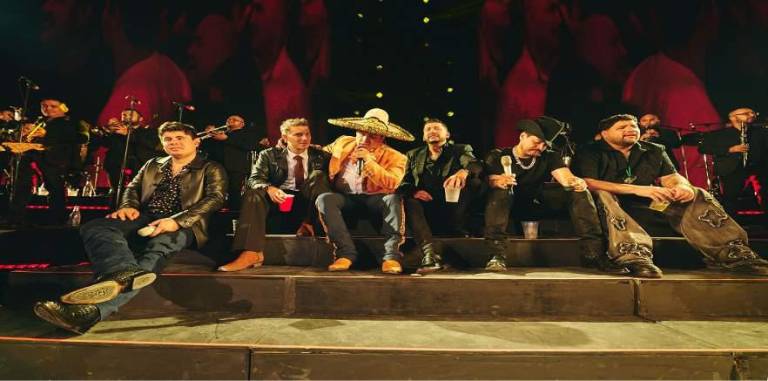 Julión Álvarez compartió escenario con Alfredo Olivas, Pipe Bueno, Luis Ángel “El Flaco”, Eduin Caz y Ricardo Orrantia, mejor conocido como “El Compa Richard”, durante una noche que hizo vibrar el Coliseo Med Plus en Bogotá.