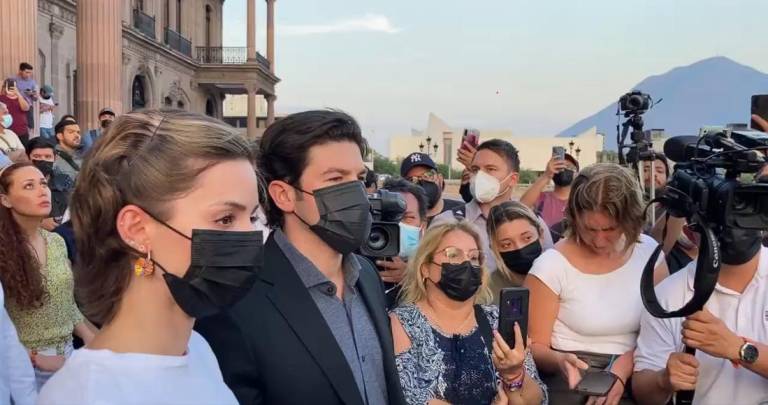 El Gobernador Samuel García y su esposa, Mariana Rodríguez, enfrentan reclamos de manifestantes afuera de Palacio de Gobierno en Nuevo León.