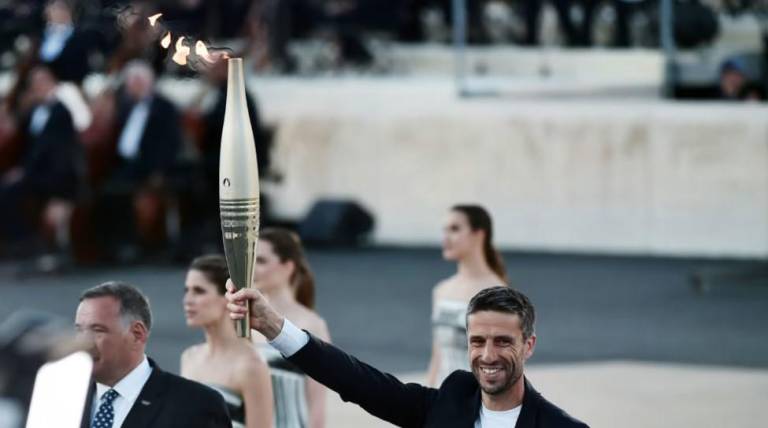 París 2024 recibe la llama olímpica en ceremonia en Atenas