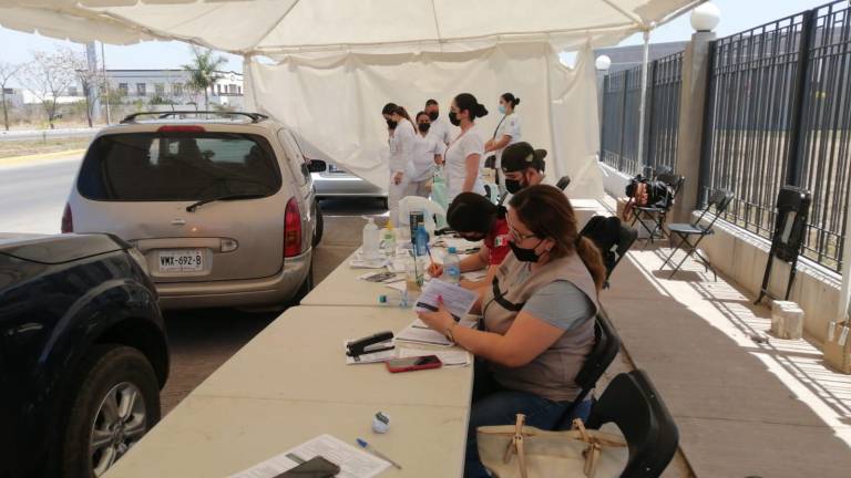 Asisten a vacunarse contra Covid-19