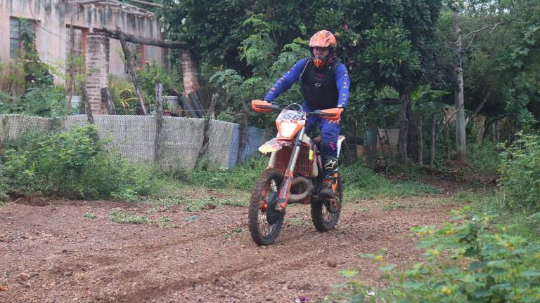 Los pilotos pusieron a prueba su capacidad para conducir sus motocicletas al límite de sus posibilidades.