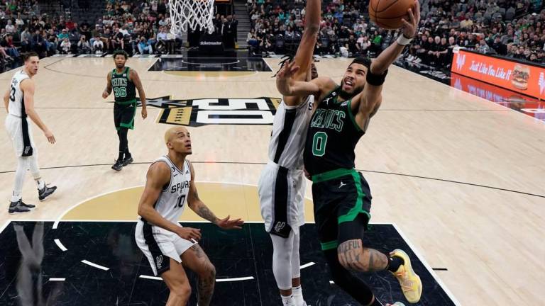Celtics se apoya en la ofensiva de Jayson Tatum para imponerse a Spurs