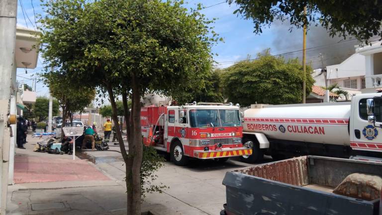 Bomberos y paramédicos de la Cruz Roja trabajaron en el lugar en donde fue reportado el incendio al medio día de este lunes.