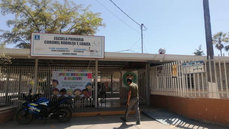 SEPyC asciende a maestra de primaria de Culiacán y padres de familia exigen se les reponga docente para sus hijos
