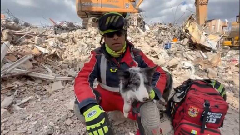 El brigadista mexicano Édgar Martínez y el perrito Balam trabajaron juntos en el rescate de una persona en Turquía, país devastado por terremoto.