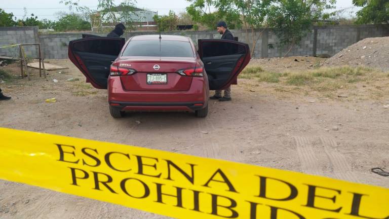 El auto fue localizado abandonado en un predio de la Colonia Pedregal del Humaya, en Culiacán.