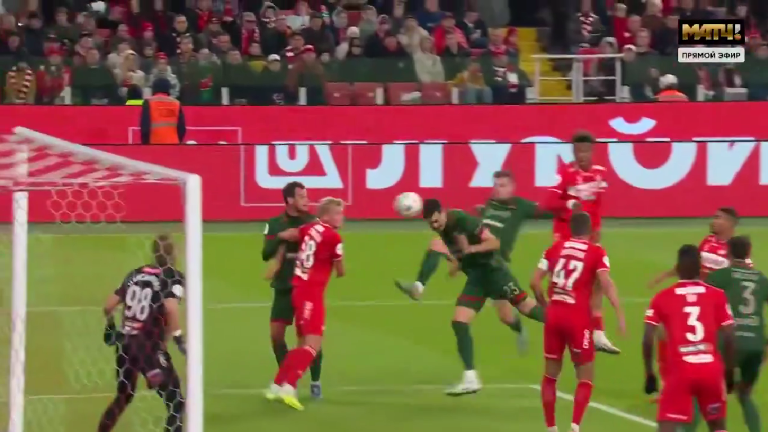 César Montes se reencuentra con el gol.