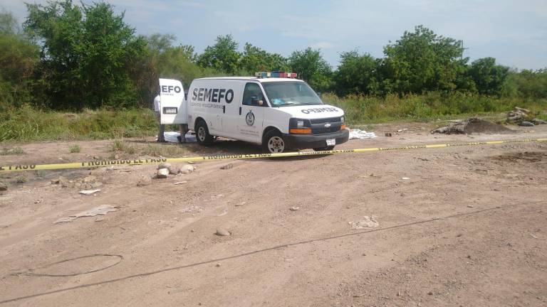 Autoridades recogen el cuerpo encontrado cerca del canal del ejido Buenos Aires, en Navolato.