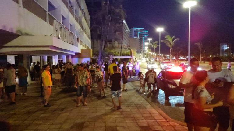 Personas que se alojaban en un hotel de la Avenida del Mar se manifestaron la noche del sábado tras padecer la falta de energía eléctrica en el lugar por varias horas.