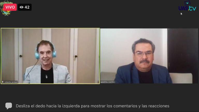 Roberto Jordán recibe un reconocimiento por parte de la UAS.