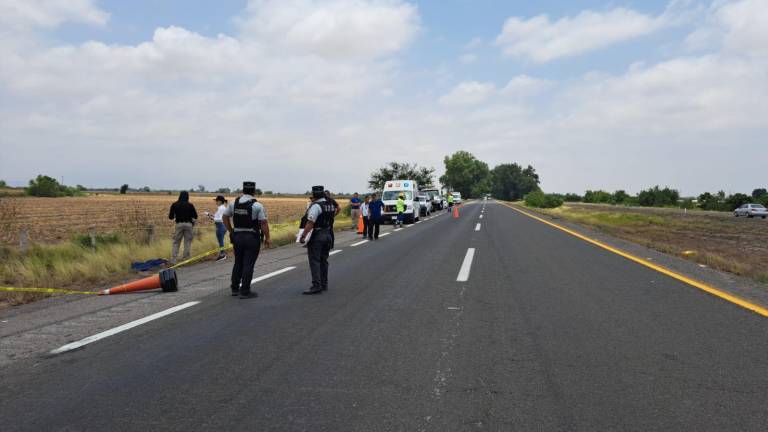 El cuerpo de la mujer arrollada en la maxipista Culiacán-Mazatlán fue trasladado al Servicio Médico Forense para su identificación.
