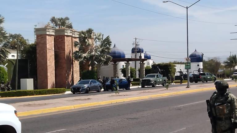 En un motel ubicado al norte de Culiacán aseguraron cuatro vehículos tras un operativo.