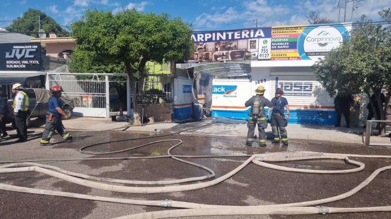 Incendio en carpintería provoca desalojo en la Miguel Hidalgo, en Culiacán