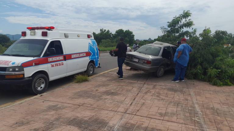 El Nissan Tsuru quedó sobre el camellón central
