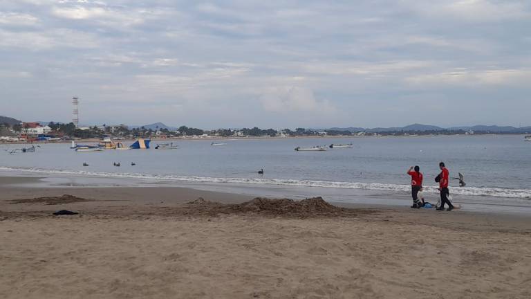 Personal de Protección Civil de Cihuatlán vigilan las playas tras registrarse el ataque de un tiburón.