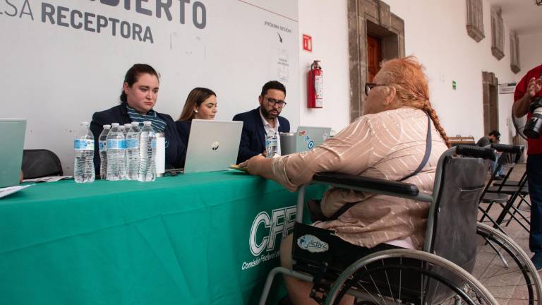 Personal de la CFE instaló el pasado viernes una mesa de atención en Jesús María para revisar medidores y recibos de sus habitantes.