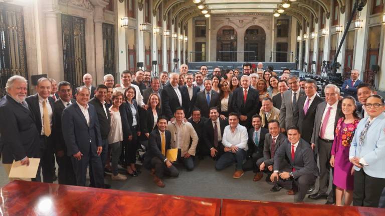 Más de 20 gobernadores y otros funcionarios se reunieron este miércoles con el Presidente Andrés Manuel López Obrador en Palacio Nacional.