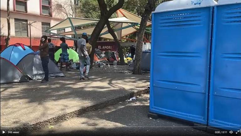 Autoridades migratorias dijeron haber instalado un albergue temporal para migrantes, el que actualmente permanecen 80 personas.