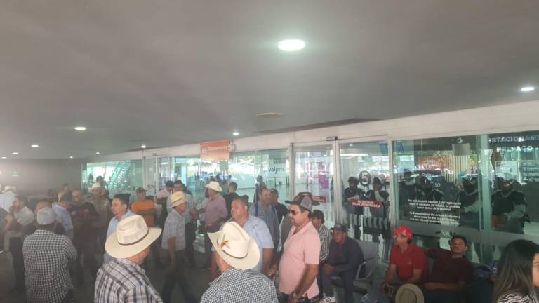Agricultores se manifiestan en el aeropuerto de Culiacán en demanda de mejores condiciones para la comercialización del maíz.