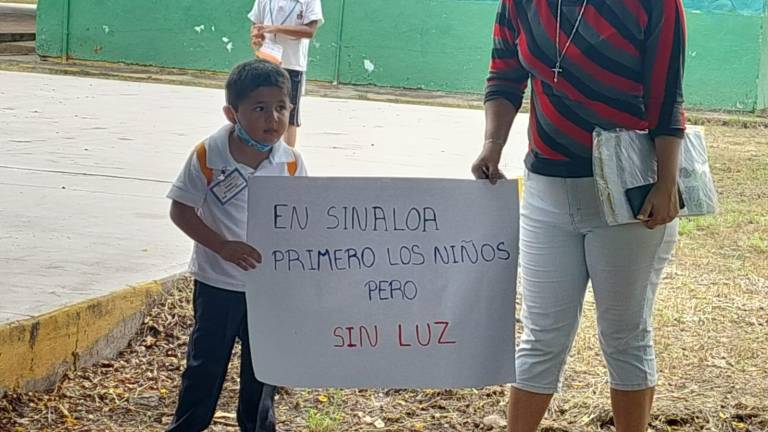 En el regreso a clases, en Sinaloa exhiben y reclaman a autoridades educativas daños en planteles
