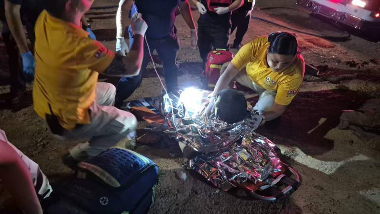 Elementos de Bomberos Mazatlán atendieron el incendio de una vivienda en Lomas del Ébano, donde una persona resultó con quemaduras de gravedad.