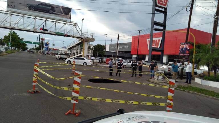 El socavón mide casi dos metros de diámetro