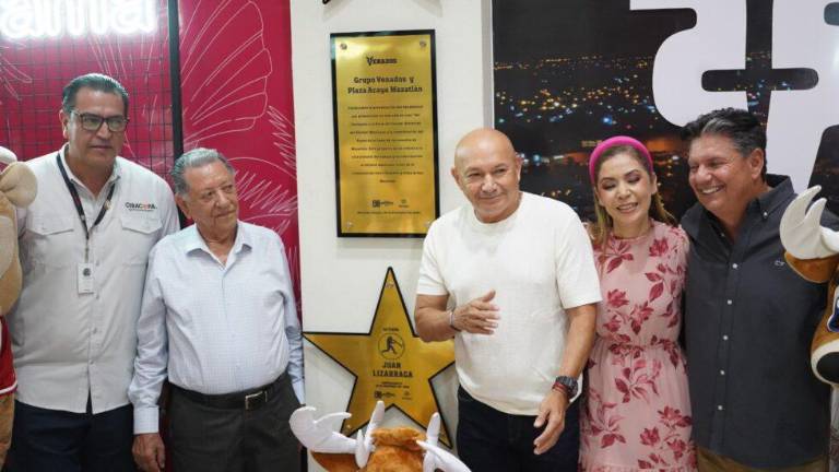 Plaza Acaya y Venados de Mazatlán develan placas en el Paseo de la Fama.