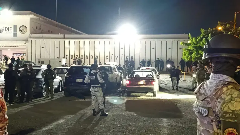 Fuerzas de seguridad resguardan el estacionamiento del Centro de Seguridad Ciudadana tras la detonación de un artefacto explosivo.