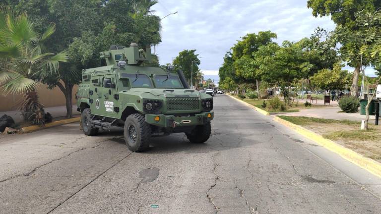 Elementos del Ejército y la Guardia Nacional montan un operativo de seguridad alrededor de las instalaciones de la Fiscalía General de la República en Los Mochis.
