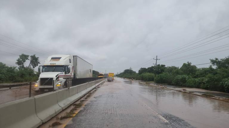 Precaución: se desborda dren en la carretera Culiacán-Eldorado