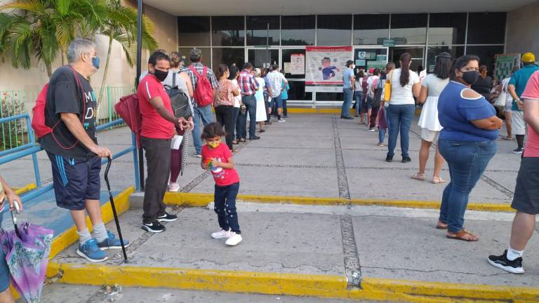 En el IMSS Mazatlán, se aglomeran para sacarse análisis