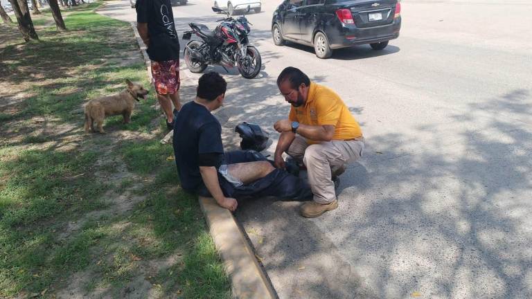 El conductor de la motocicleta fue atendido por paramédicos y trasladado para recibir atención médica.