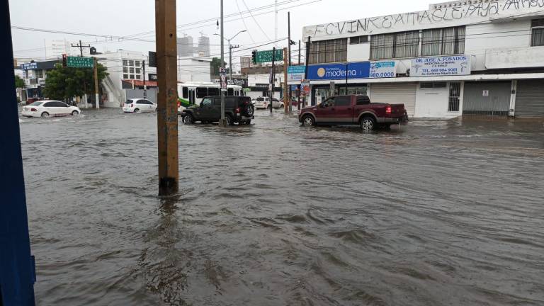 Se inunda nuevamente el crucero Juan Carrasco y Gutiérrez Nájera por lluvias de la tormenta Raymond.