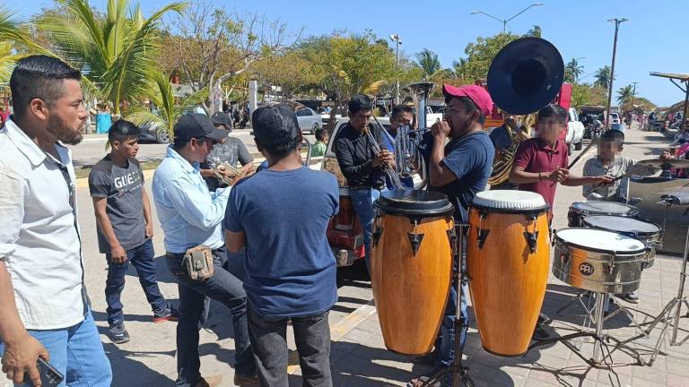 Jornaleros y músicos tocan para bañistas en Teacapán, Escuinapa