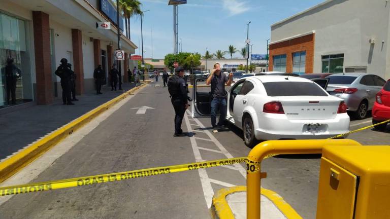 En Culiacán, intentan despojar un vehículo y conductor responde a balazos; una persona resultó herida