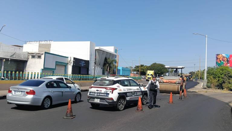 Agentes de la Unidad de Vialidad coordinan el flujo vehicular ante el cierre por obras en Culiacán.