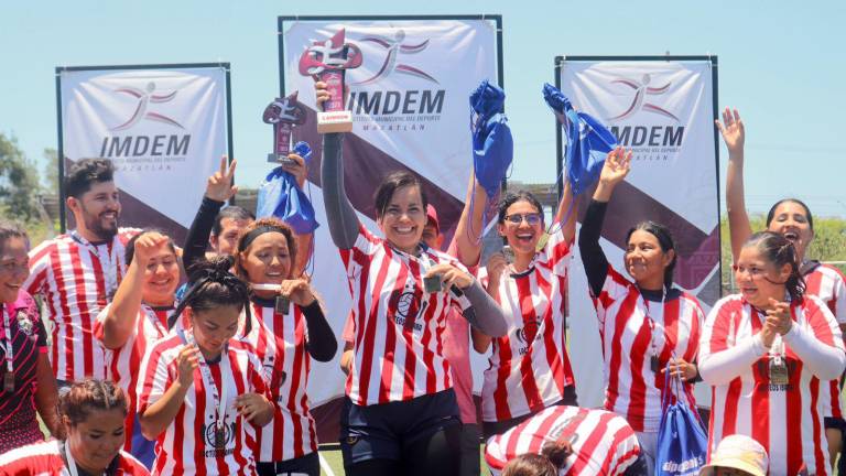 Lácteos Ibarra celebra su campeonato.